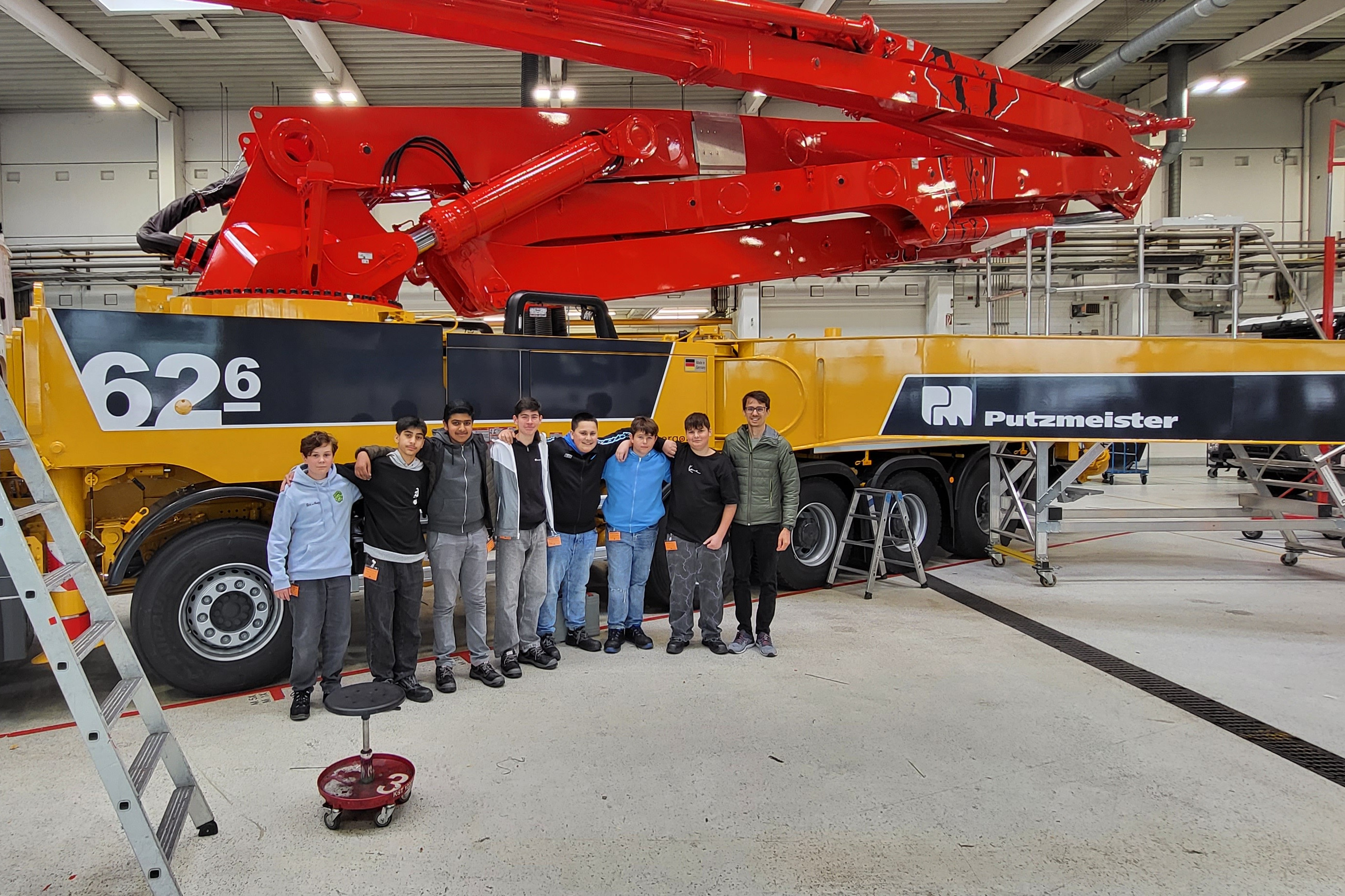 Schüler vor Putzmeister LKW
