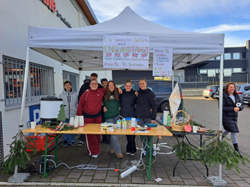 Punsch- und Waffelverkauf der Klasse 8b für die Englandfahrt