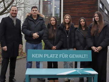 Ein starkes Zeichen gegen Gewalt – Aktionstag mit Flaggenhissung und Workshops